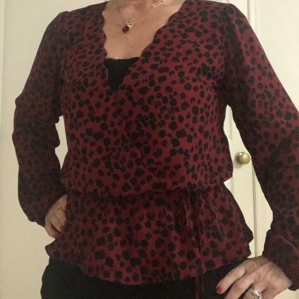 Nine Britton Ladies Maroon and black dot blouse.Sz M Scalloped V neck, faux wrap